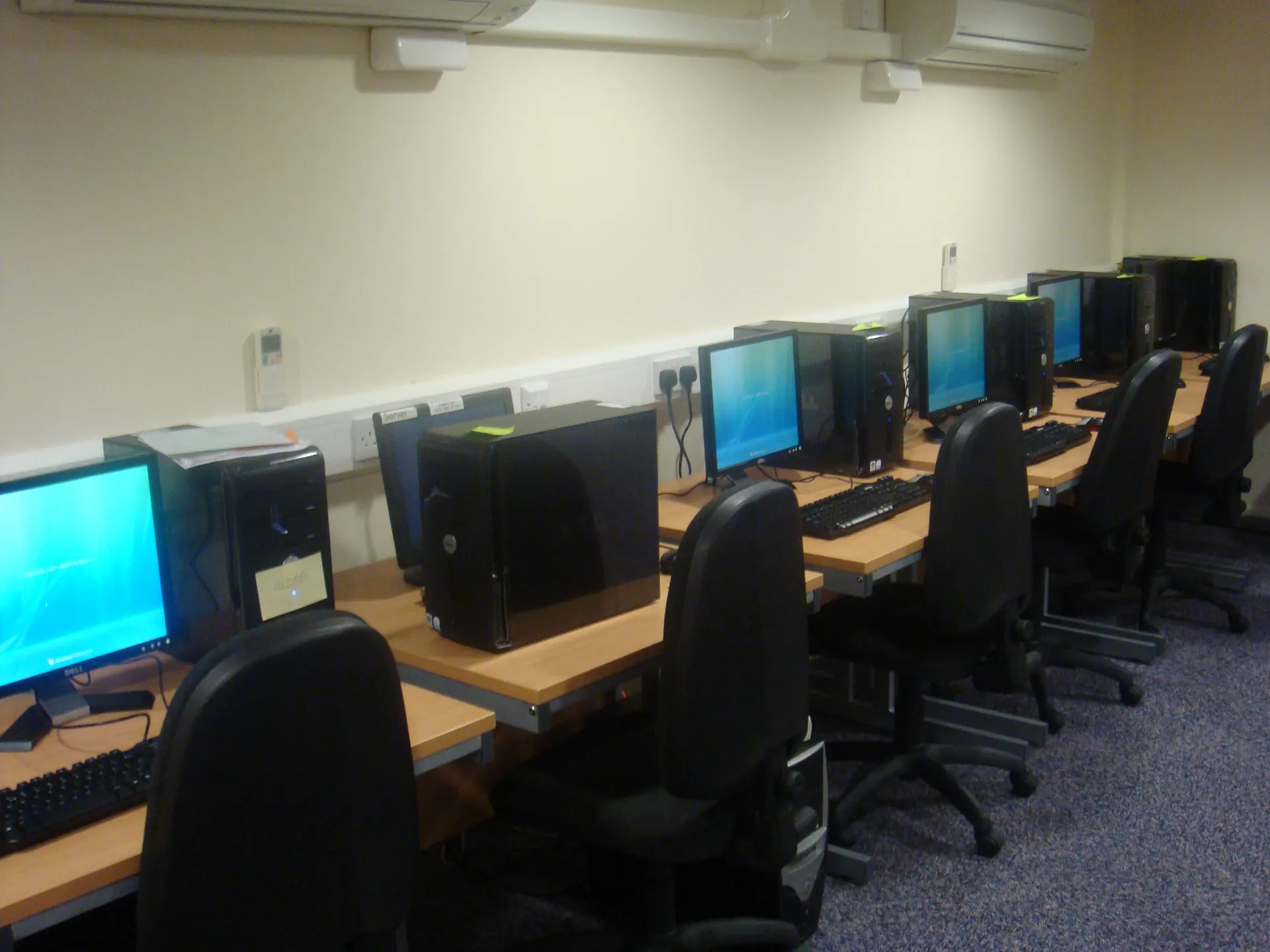 Concepto IT support and managed-services workspace installation.